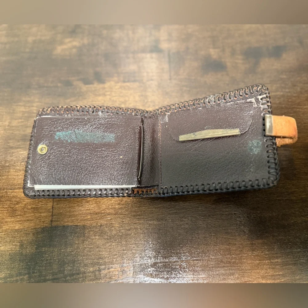 Vintage men’s leather wallet billfold. Bifold wallet. Embossed leather. Dogwood - Picture 3 of 7